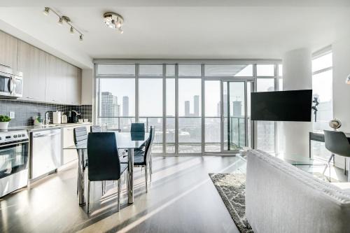 Old Town Apartment | Epic 2BR Condo w/Panoramic CN Tower/City View
