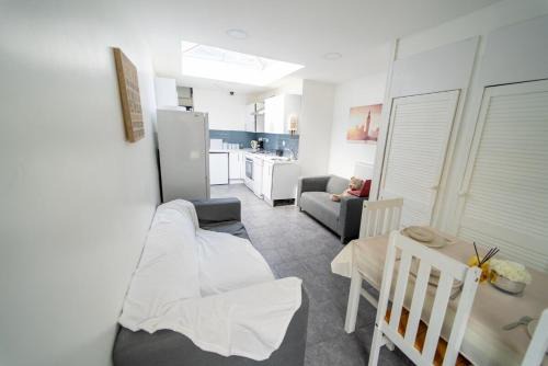 Selly Oak Apartment | Equipped Studios next to UOB and QE and close to city!
