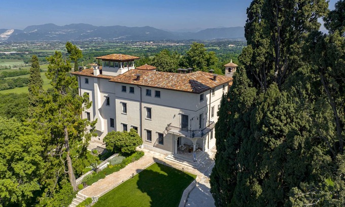 Lonato del Garda Apartment | Eremus Relais Apartment 4 with lake view