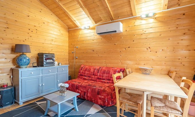 Saujon Ski Chalet | "Escape in complete serenity: Charming chalet with private pool and terrace in Saujon"