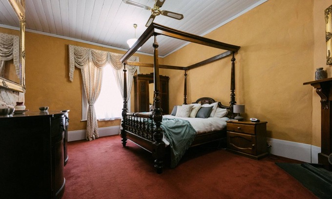 Mintaro Cottage | Escape & Step Back in Time. Spa Wood Fire 4 Poster Bed! Mintaro Hideaway Scholar
