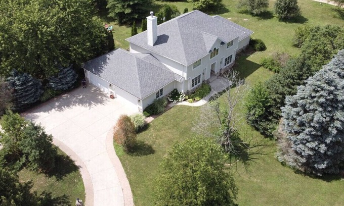 Zenda House | Escape the City: 5-Acre Country Retreat Near Geneva Lake.Private Nature Getaway!