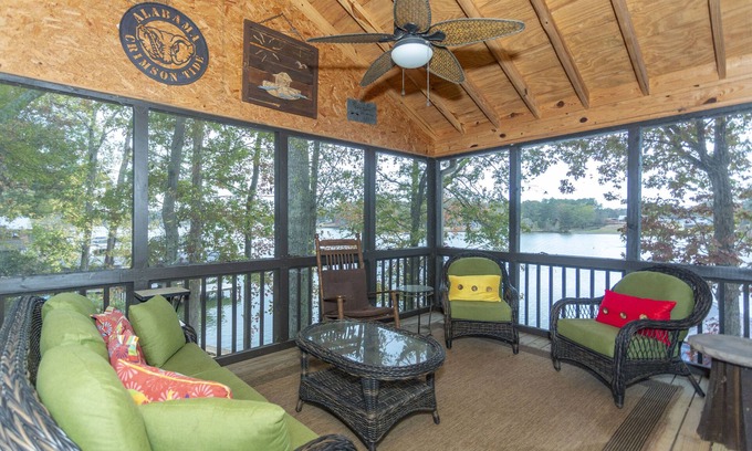 Cropwell House | Escape the city and enjoy quality time with family with a lakeview!