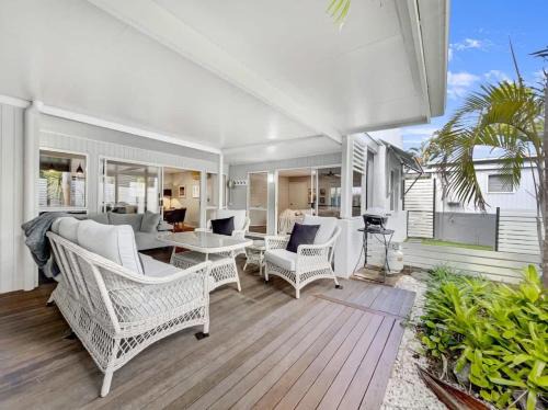 Mooloolaba House | Escape to Emerald Springs - Palm Trees & Pool