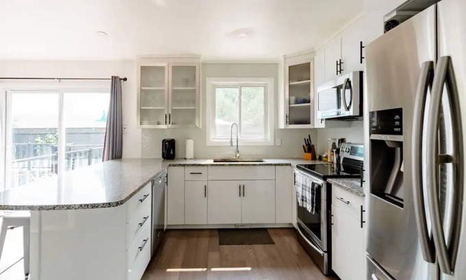 Barrie House | Escape to Executive Bliss: Luxurious BNB Suites Await at Our Modern Haven!