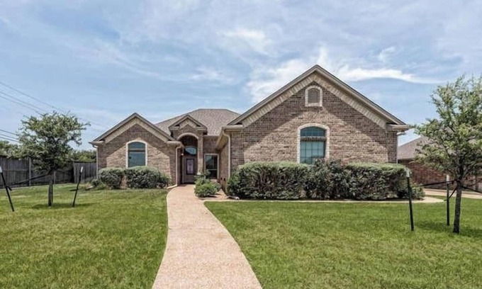 Hewitt House | Escape to Hewitt Homestead—your private Waco sanctuary just 10 mins from Magnolia. Whether you're gathering with family or chasing Chip & Jo dreams, this bold Texas stay is where style meets soul.