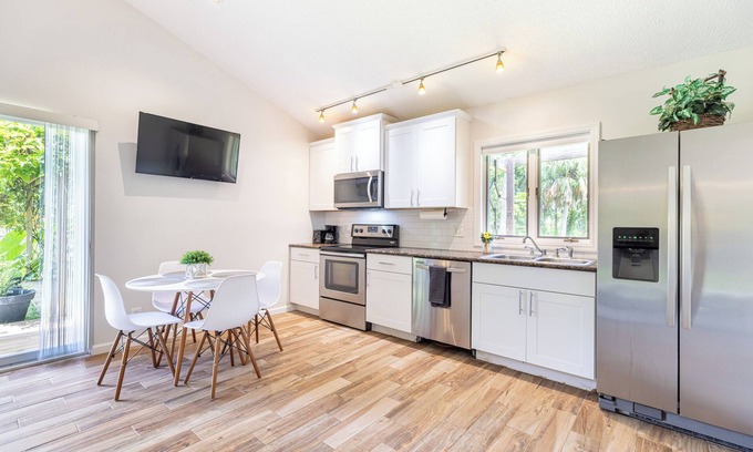 Jupiter Farms Cottage | Escape to Our Private Guest House in Jupiter Farms