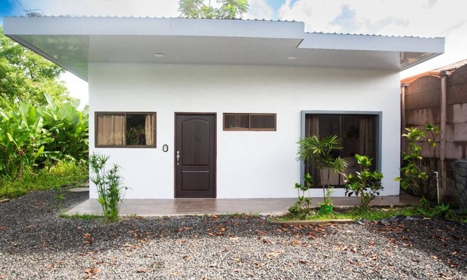Barrio Dora House | Escape to Paradise in La Fortuna – Your Private 2-Bedroom Retreat Awaits!nn