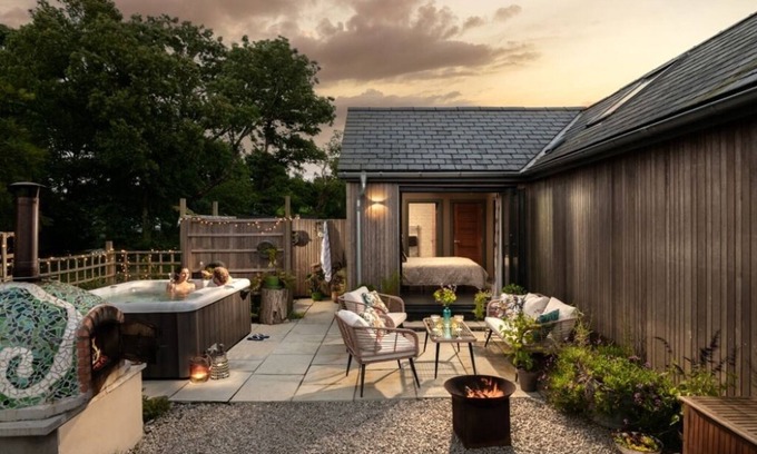 Helston Villa | Escape to Poldurra – Luxurious Cornish Retreat with Hot Tub, Pizza Oven & Views