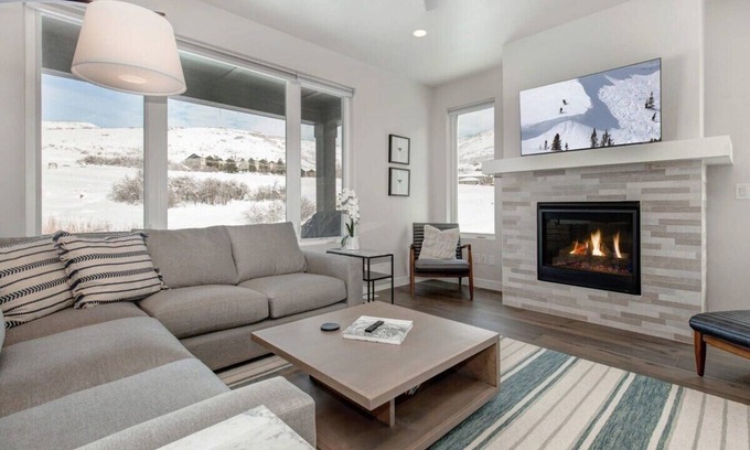Deer Mountain House | Escape to Serenity. 4BR Townhome 8min to Deer Valley