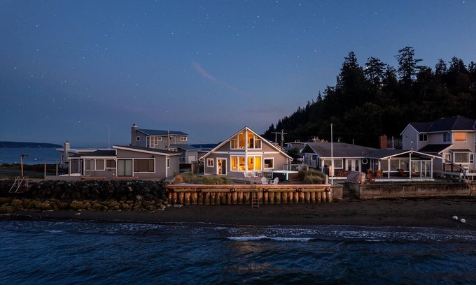 Langley House | Escape to Serenity: Charming Beach Cottage Retreat on Whidbey Island Awaits!
