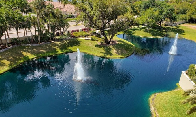 Palmetto Condo | ESCAPE TO SUN AND BLUE SKYS AND SEA BREEZES. LOWER PRICES FOR LONGER STAYS