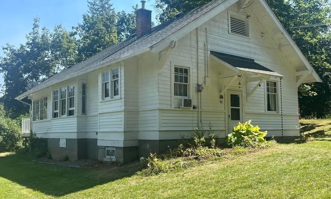Salmon Arm House | Escape to the Shuswap and experience the charm of our heritage cottage rental.