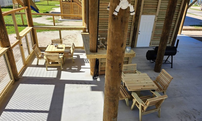 Crystal Beach House | Escape to the beach. Pets & kid friendly. Sleeps 14