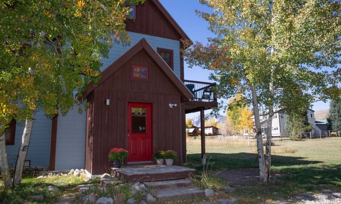 Crested Butte South House | Escape to this inviting, dog-friendly 3-bedroom, 2-bathroom home in the Crested Butte !