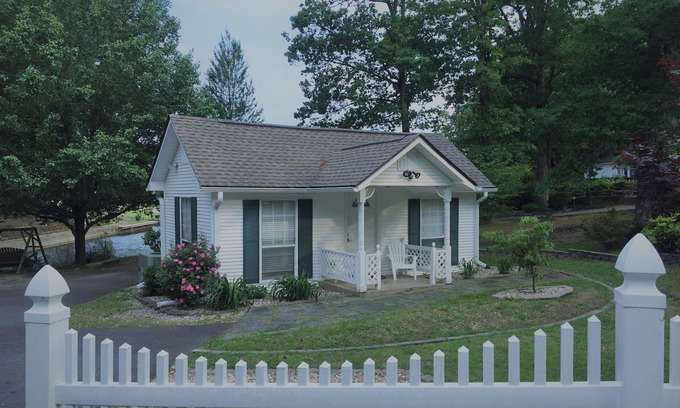 Hot Springs Cabin | Escape to your cozy Lake District Cottage, just a hop away from Oaklawn