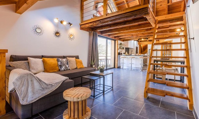 Saint-Martin-de-Queyrieres Apartment | Escondido - calme et chaleureux