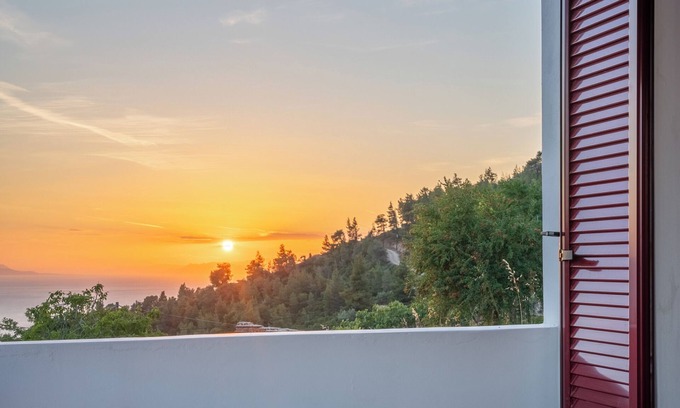 Nerotrivia Cottage | Esperos Petit House is a stone house where the visitor can relax and calm.