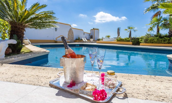 Calhandriz Bed & Breakfast | Estate "Quinta do Monte das Abelhas" Themed bed and breakfast near Lisbon