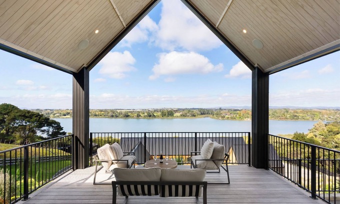 Riverhead House | Estuary Views - Riverhead Holiday House