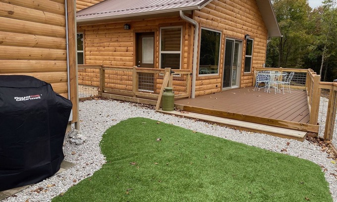 Sylvan Shores Cabin | Eureka Springs, AR. Cozy log cabin studio, sleeps 2-4.Lake view- 15 min to town