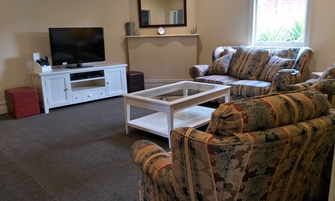 Ballarat East House | Eureka Views B&B Ballarat. 3 Bdr. 5 mins to CBD. Close to tourist attractions