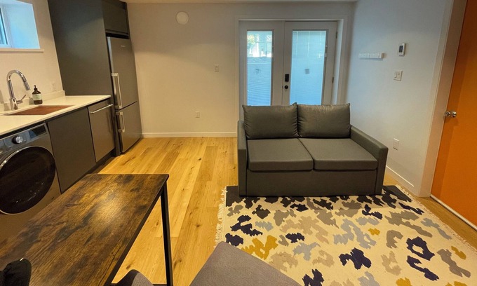 Upper Lonsdale Apartment | EuroStyle Suite in the heart of North Vancouver. Minutes to Grouse Mountain