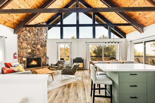 Lake Arrowhead House | EV level 2, Pets Welcome at Sunset Ridge