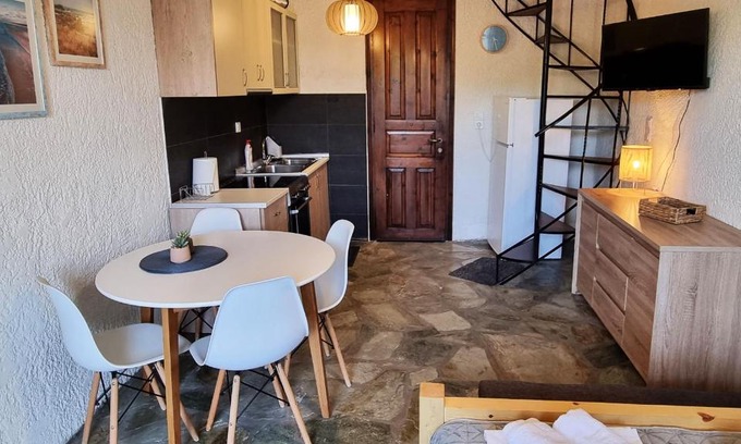 Glyfa House | Evan's Suite