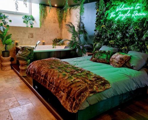 Thiers Apartment | Evasion Tropicale Suite Jungle Room
