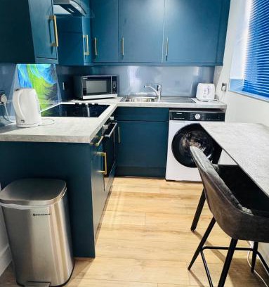 Kenilworth Apartment | EVELYN - KENILWORTH STUDIO FLAT 30m2 - PRIVATE PARKING