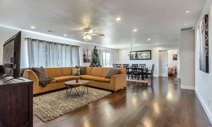 Lakeview House | Events Welcome!Big Place/Low Price!/Sleeps 26 Guests!/4,200 SqFt/6 Bathrooms