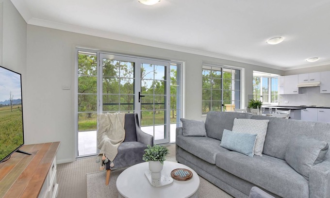 North Rothbury House | Evergreen Lodge Winery Retreat . Sleeps 8 Guests and 8 minutes to Wineries