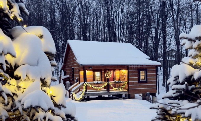 Thayerville Cabin | EverGreenGrove-Hemlock2BR/1 BA/Dog Friendly/Hottub