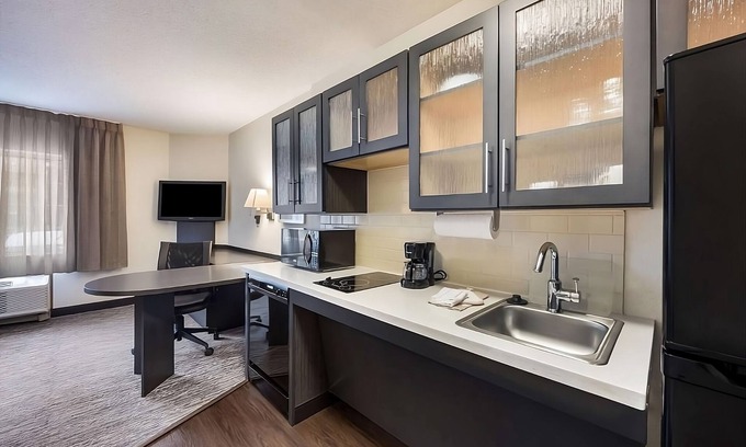 Warrenville Hotel | Everything You Need For The Perfect Vacation! Full Kitchen, Pets Allowed