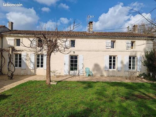 Anglade House | ex domaine chandelier chambre 4