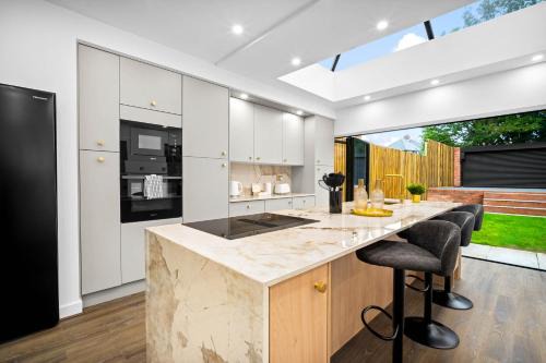 Cradley House | Exceptional 4 Bedroom House - Garden - High Speed Internet - Parking 154R