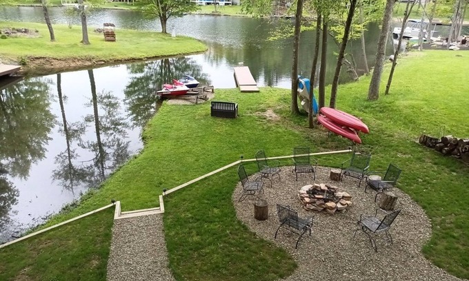 Treasure Lake House | EXCEPTIONAL 6 BEDROOM LAKEFRONT HOME