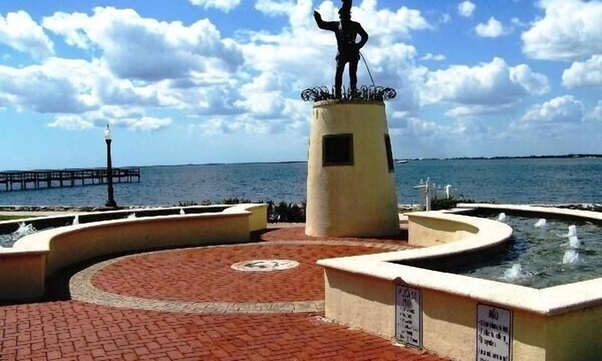 Port Charlotte - Charlotte Harbor Condo | Exceptional Lakefront Property with Updated Interior in Punta Gorda