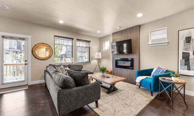Cedar Hills House | Exceptional Location & Vibes, New Décor, Artwork, & Furnishing, Community Pool, 8 Miles to Portland