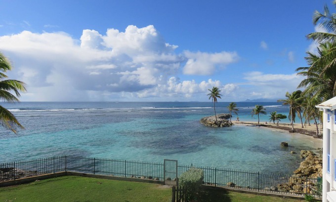 Sainte-Anne Apartment | Exceptional view T3 direct access to beach bourg Ste Anne All on foot!