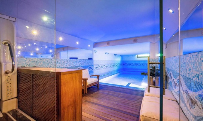 Palau Ski Chalet | Exclusiva Casa de Lujo con Piscinas y Amplio Jardín en Zona Tranquila