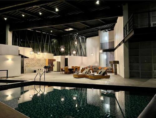 Cuernavaca House | Exclusiva Casa Minimalista Vapor, Alberca & Asador