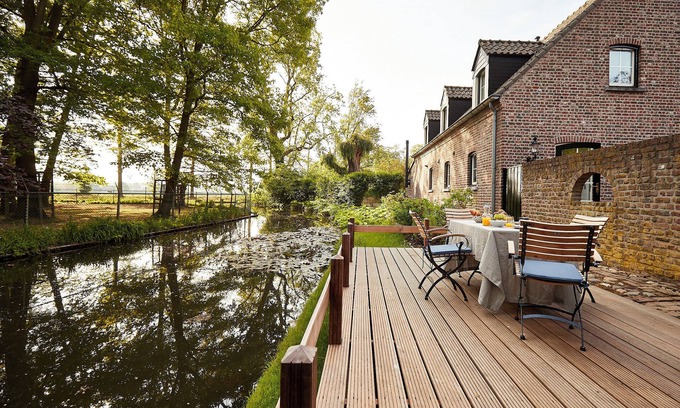 Baarlo Villa | Exclusive vacation villa next to castle d'Erp with spacious private garden and barrel sauna