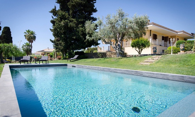 Syracuse Villa | Exclusive villa, heated saltwater-pool, fireplace, WiFi, aircon, 8 pers.