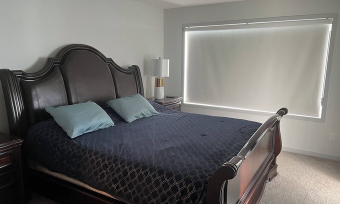 West Edmonton House | Exec home 20 min to airport, 13 min to West Edmonton Mall & 26 min to Rogers Pl