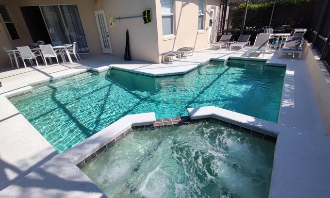 Calabay Parc Villa | Executive 5/6 Bed Villa with Private Pool, Games Room + Wifi, 12 miles to Disney