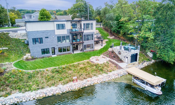 Oconomowoc House | Executive Lake House and Golf Retreat overlooking the main lake