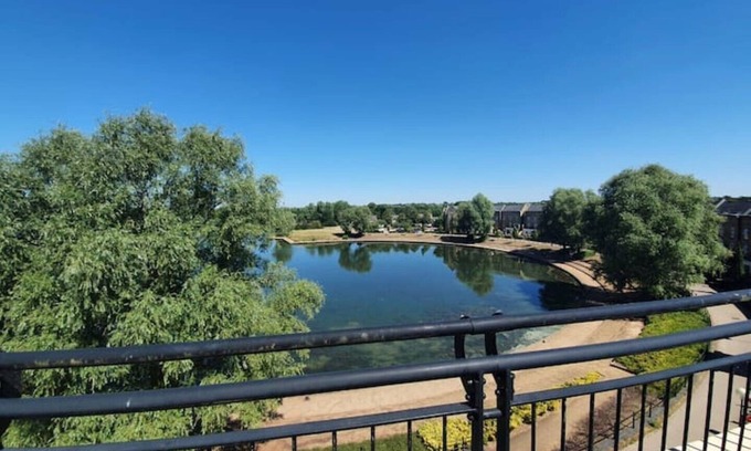 Walton House | Executive Lakeside 4 Bed Townhouse