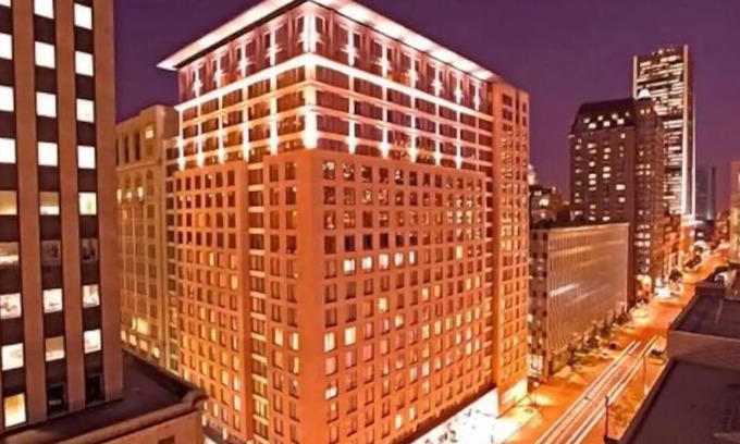International District Condo | EXECUTIVE LUXURY DOWNTOWN CONDO LOCATED BY THE OLD PORT WITH FREE GARAGE PARKING